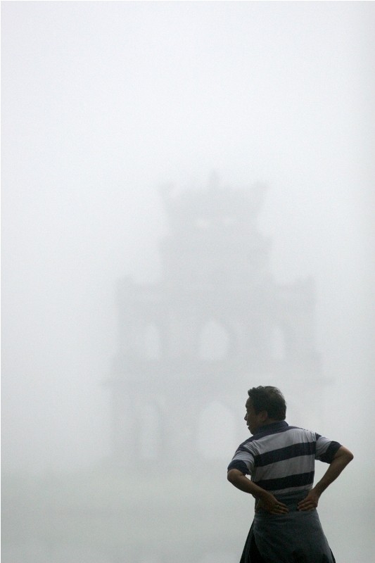 Tháp Rùa "ẩn" trong sương